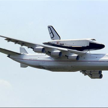 Antonov_An-225_with_Buran_at_Le_Bourget_1989_Manteufel