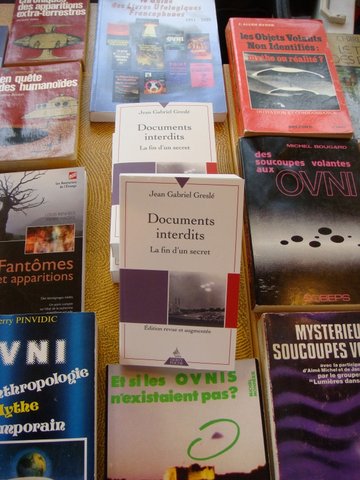 Vente de livres en surplus par le SCEAU  au fond de la salle.