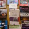 Vente de livres en surplus par le SCEAU  au fond de la salle.