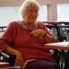 Geneviève Béduneau observant la salle