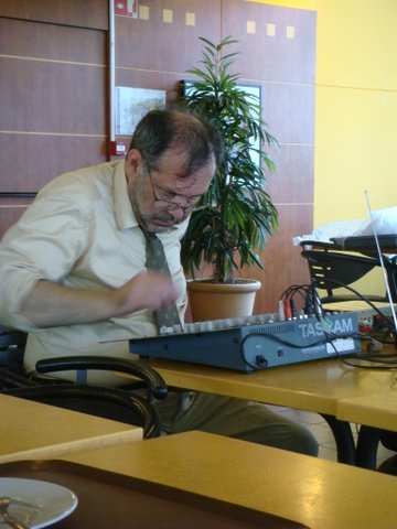 Gilles Lorant à la table de mixage.