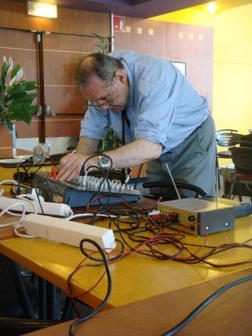 Gilles Lorant   régle la table de mixage.