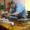 Gilles Lorant   régle la table de mixage.