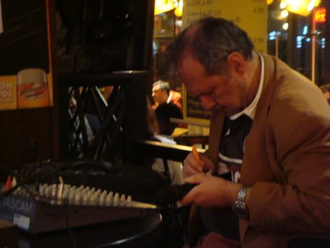 Gilles Lorant au piano.