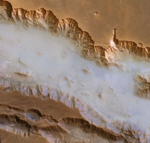 fog_valles_marineris-ESA-Mars-express1-620x591