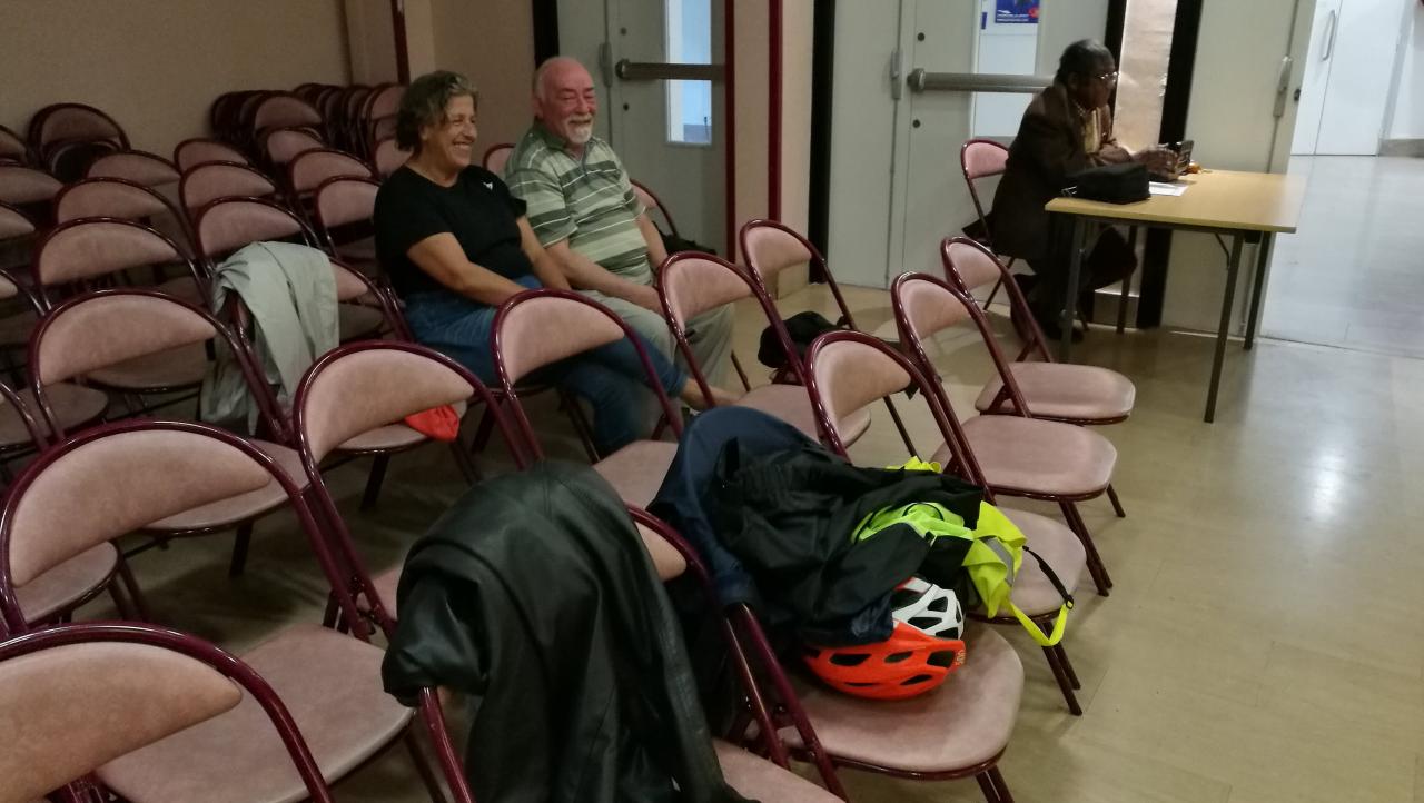 José à l'entré et deux spectateurs au fond de la salle.