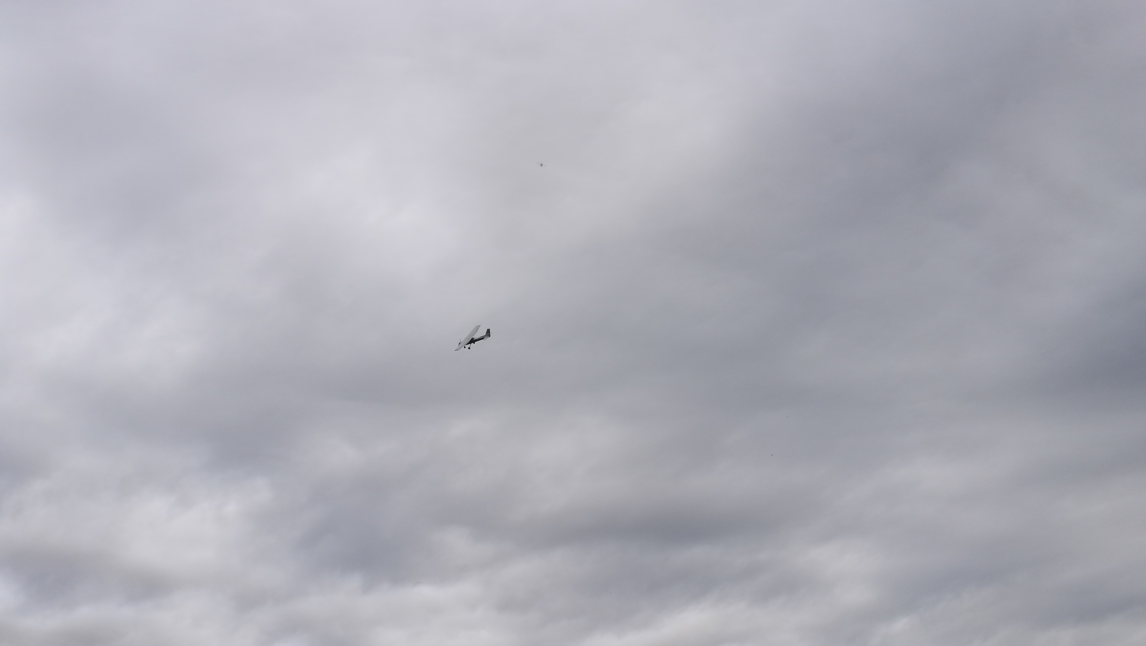 Un avion de tourisme tourne autour du crop circle