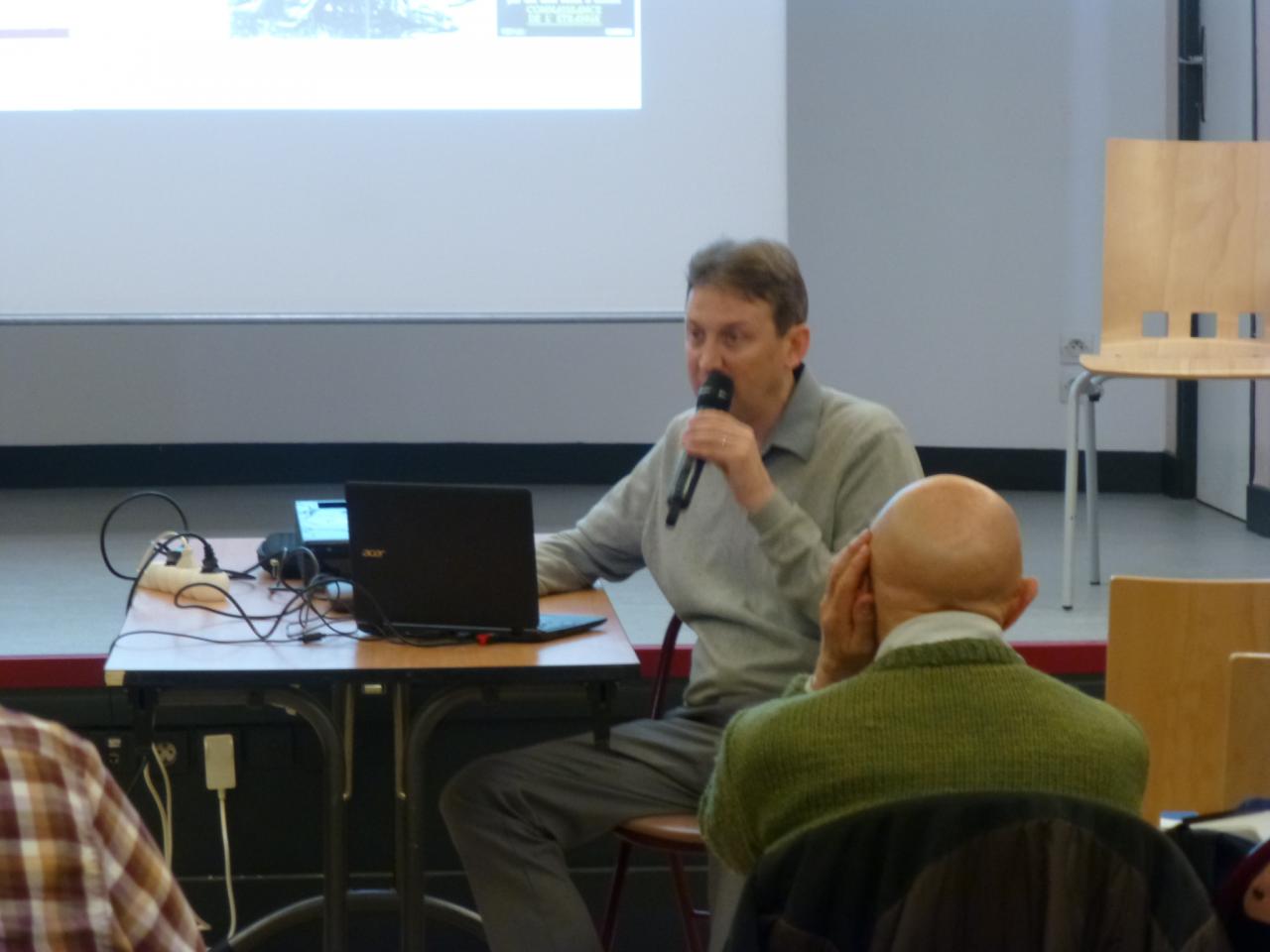 Franck Maurin pendant sa conférence avec un habitué.