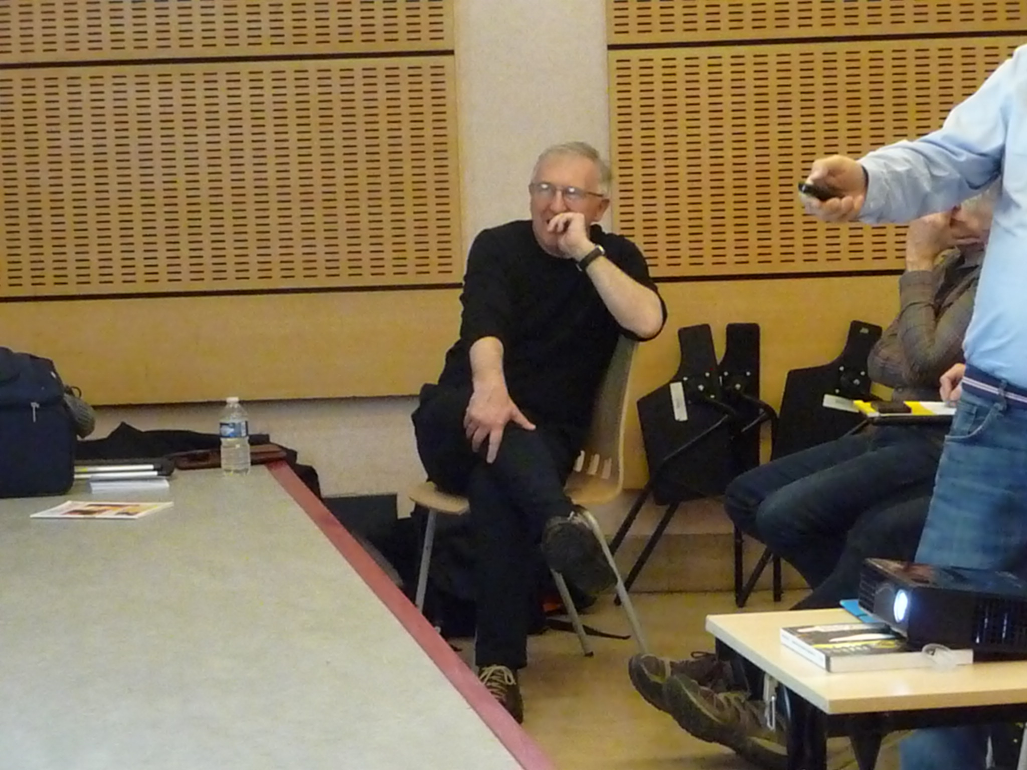 Eric  à l'écoute avant sa conférence