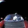 Spaceman dans sa Tesla dit adieu à la Terre