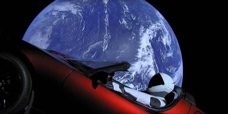 Le mannequin Spaceman dans sa Tesla en route vers Mars